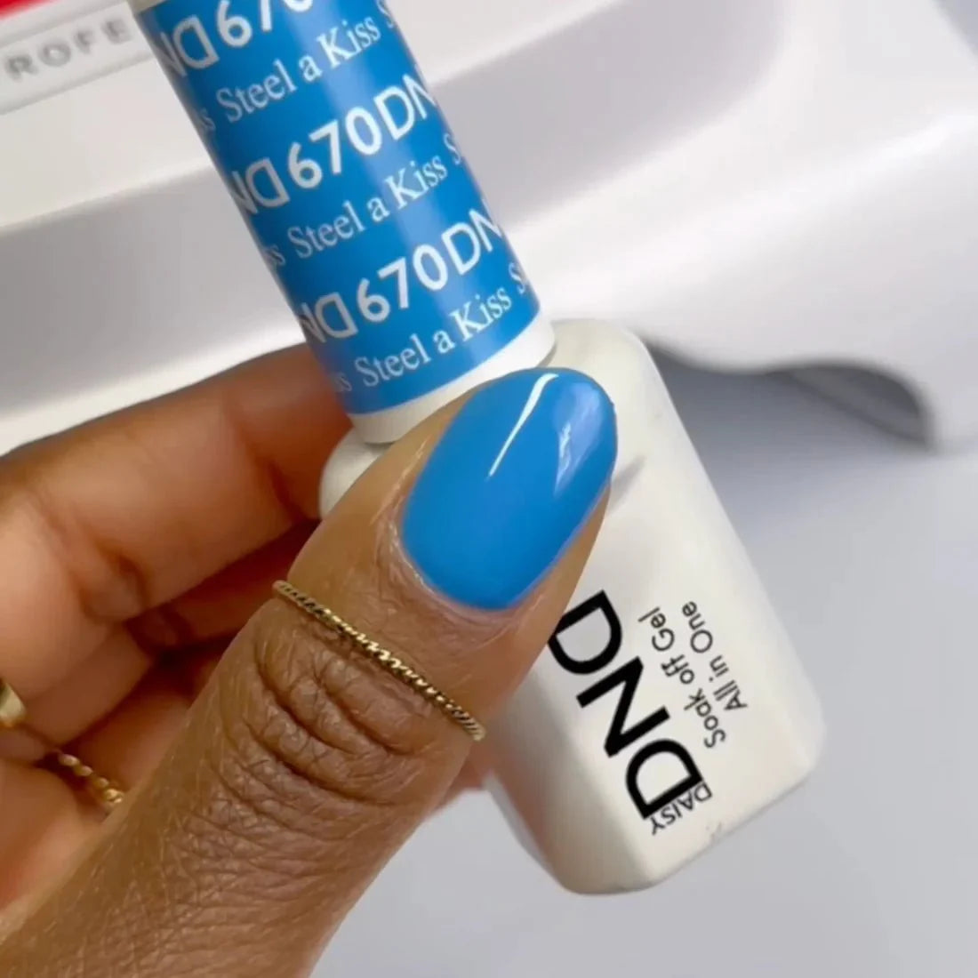 DND Gel Nail Polish 670 Steel A Kiss